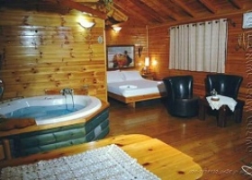 רז לאוהבים- בקתת עץ רומנטית להשכרה לפי שעות. האירוח דיסקרטי, חניה צמודה ונוף גלילי משגע. במחירים אטרקטיביים